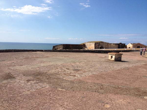 Historic coastal fortification with whitewashed walls overlooking the Caribbean Sea from San Juan Antiguo. — Viejo San Juan, San Juan