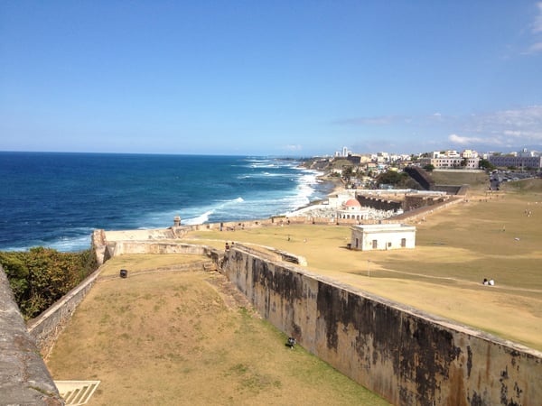 Fort San Felipe del Morro's fortification walls and parade grounds overlooking the Atlantic coast and San Juan harbor. — Viejo San Juan, San Juan
