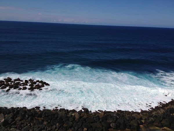Turquoise waves and rocky coastline viewed from Faro del Castillo San Felipe del Morro in San Juan, Puerto Rico. — Faro del Castillo San Felipe del Morro, San Juan