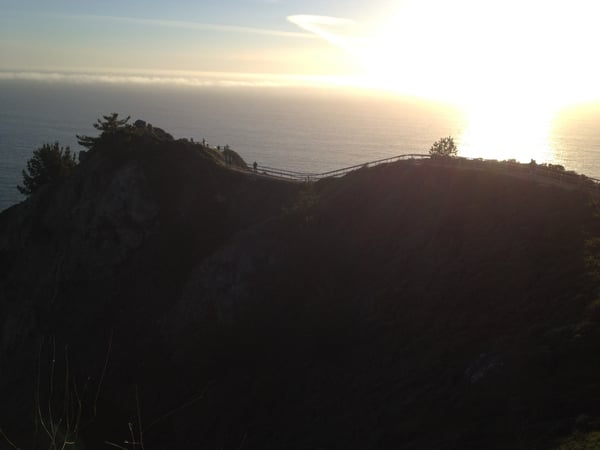 Sunset view from Muir Beach Overlook with a footbridge connecting rocky outcrops overlooking the Pacific Ocean. — Muir Beach, San Francisco
