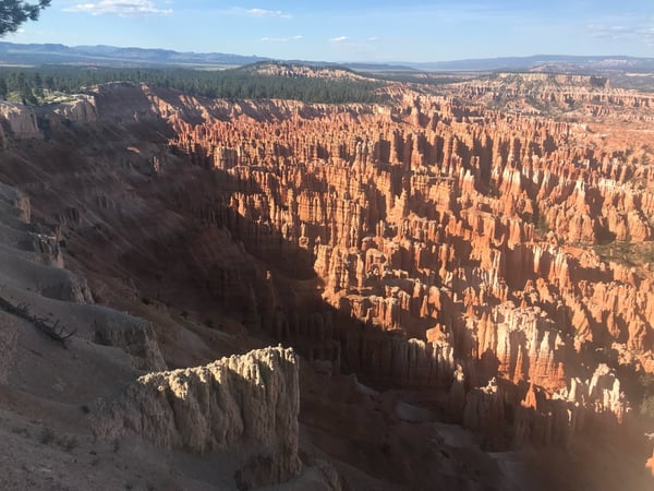 Distinctive hoodoo rock formations and forested ridges viewed from Middle Inspiration Point in Utah. — Middle Inspiration Point, Bryce Canyon National Park