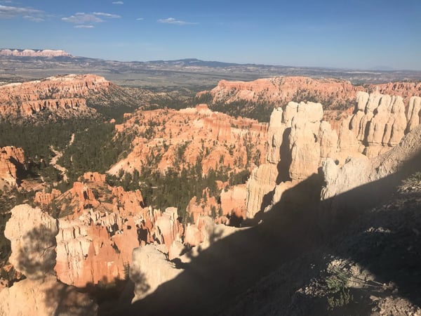 Red rock hoodoos and forested canyons viewed from Middle Inspiration Point in Bryce Canyon area, Utah. — Middle Inspiration Point, Bryce Canyon National Park
