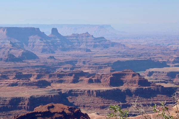 Expansive desert canyon landscape with distinctive buttes and mesas viewed from a high overlook near Moab, Utah. — Dead Horse Point State Park, Moab, Arches & Canyonlands