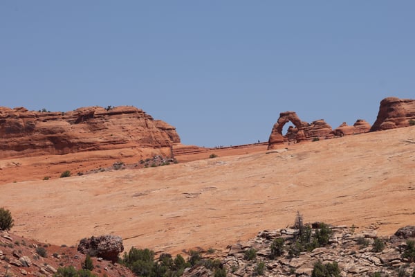 Delicate Arch natural stone formation viewed from the Lower Viewpoint in Moab, Utah, with red rock landscape. — Moab, Arches & Canyonlands