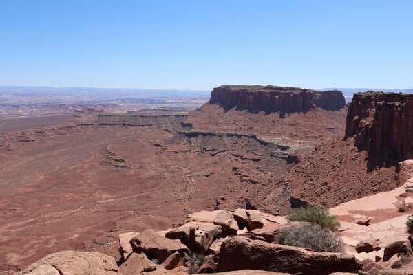 Expansive desert plateau with distant mesas viewed from Grand View Point Overlook in Moab, Utah. — Grand View Point Overlook, Moab, Arches & Canyonlands