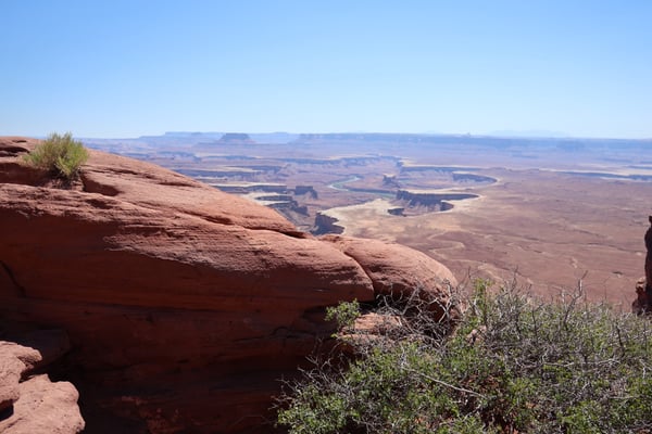 Expansive desert landscape with meandering river and distant buttes viewed from Green River Overlook near Moab, Utah. — Green River Overlook, Moab, Arches & Canyonlands