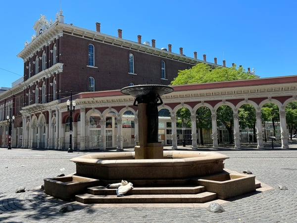 Skidmore Fountain in Pioneer Courthouse Square, Portland, with ornate Victorian architecture and colonnade arcade in… — Old Town, Portland