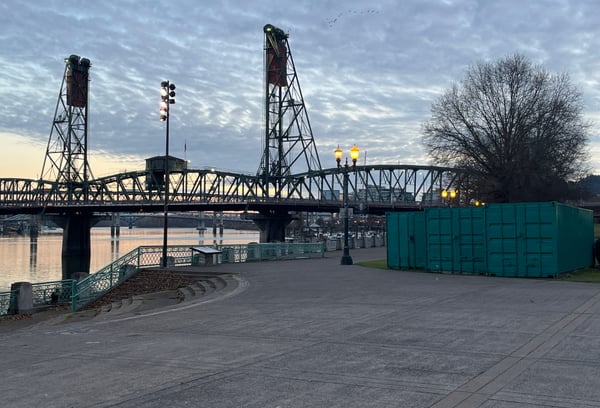 Hawthorne Bridge with vertical lift towers spanning the Willamette River at dusk, viewed from the waterfront promenade. — Hawthorne Bridge, Portland